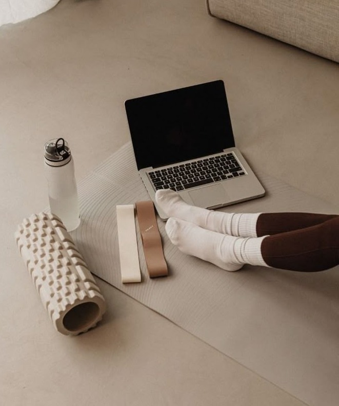 Online Pilates Rehberi: Evden Profesyonel Eğitim Almak Nasıl Mümkün? - Bornova Pilates Blog