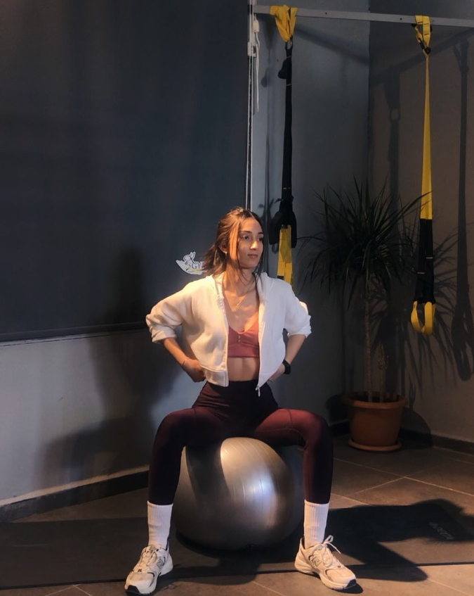 Hazal Karaarslan - İzmir Bornova Sertifikalı Pilates Eğitmeni