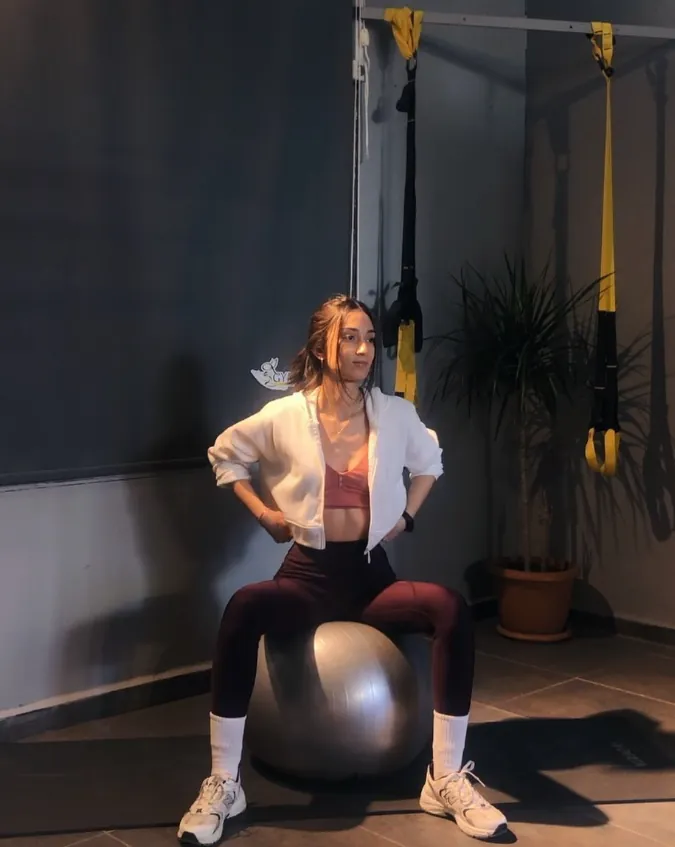 Hazal Karaarslan - İzmir Bornova Sertifikalı Pilates Eğitmeni